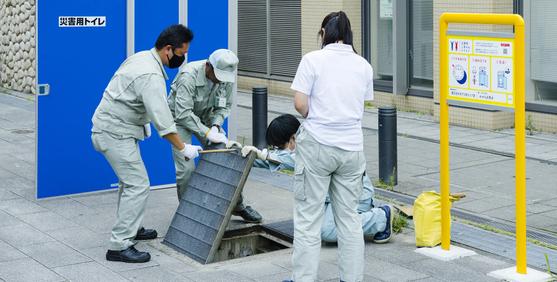 Manhole toilet installation