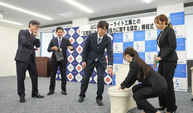 災害用トイレのデモンストレーションの様子