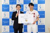 広島東洋カープ 佐々木泰選手にスターライト工業ホームラン賞を贈呈