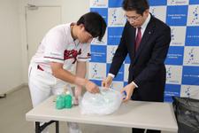 携帯用クイックトイレの使い方を体験する様子
