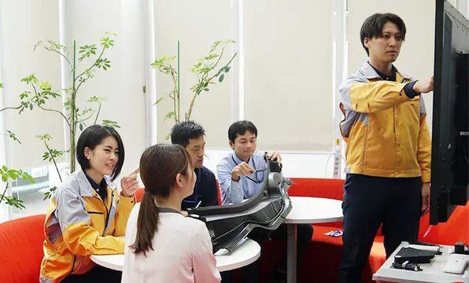 現場のエンジニアや営業を交えて議論を交わすY.Yさん